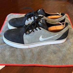 Nike Satire casual sneaker black and grey 536404-020 size 12